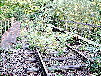 alte Bahnbrcke ber den Mhlenbach, auch heute noch mit Gleis