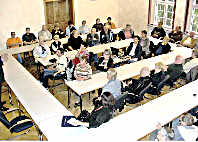 Sitzt vor leeren Tischen: der Dorfverschnerungsverein Heiterbach